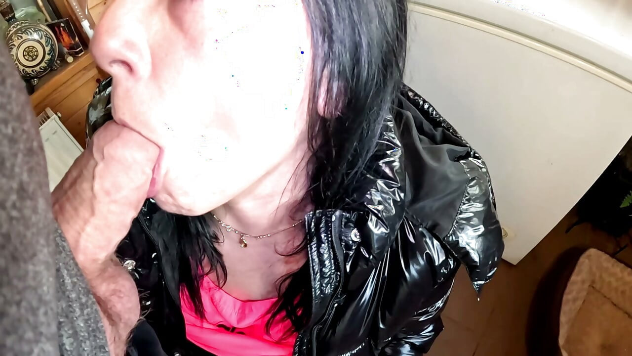 Brilhante downjacket gozada. Boquete boquete, de quatro e triplo esperma na minha bunda