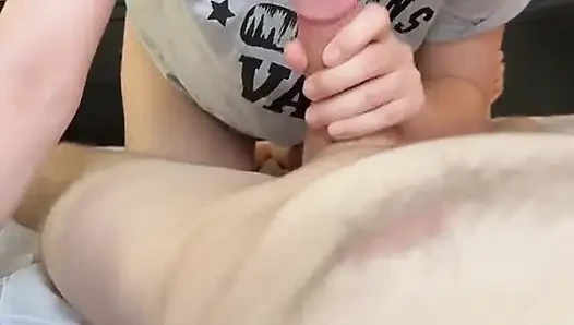 Sepong kontol di ranjang