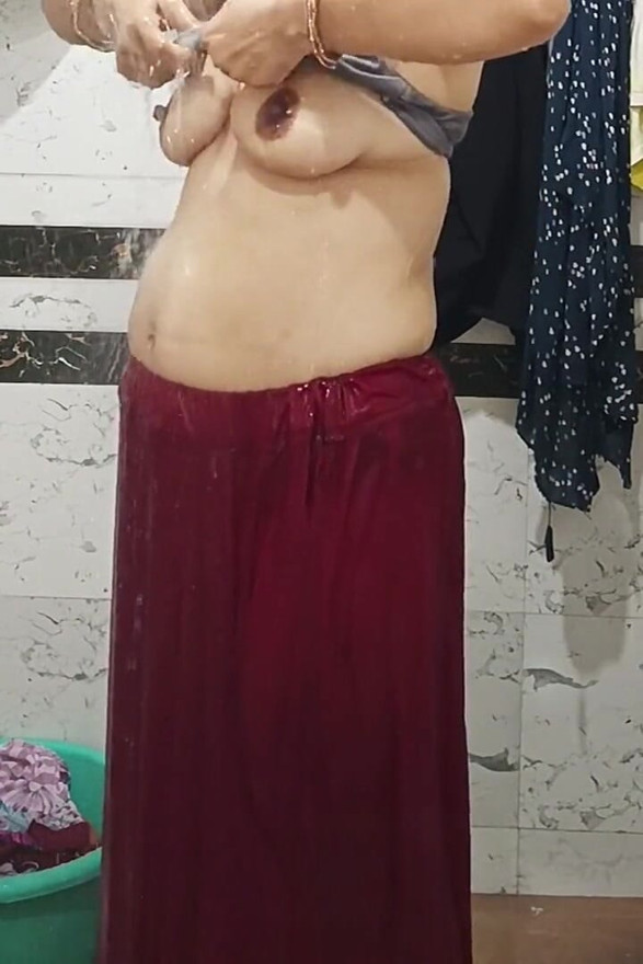 Priya Bhabi Big Ass Bath Show