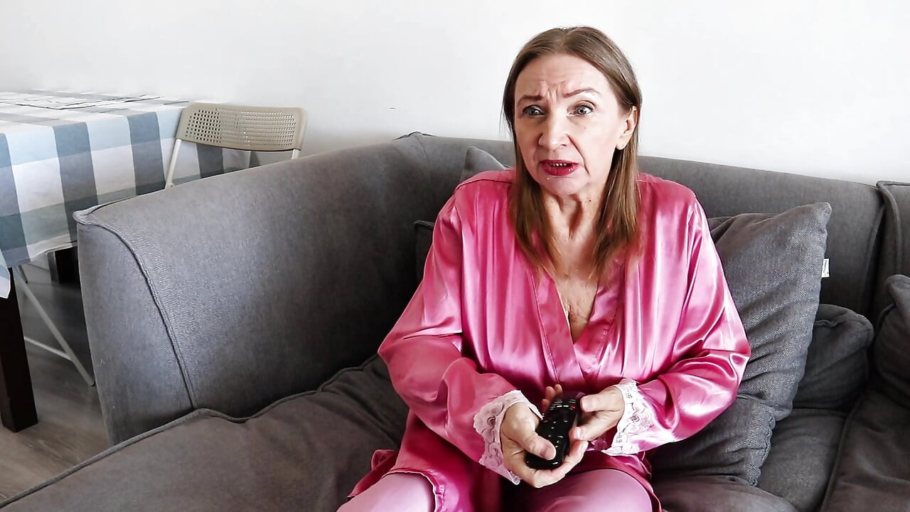 Prindându-mi mama vitregă țâțoasă uitându-se la porno și găsindu-i secretul: futanari