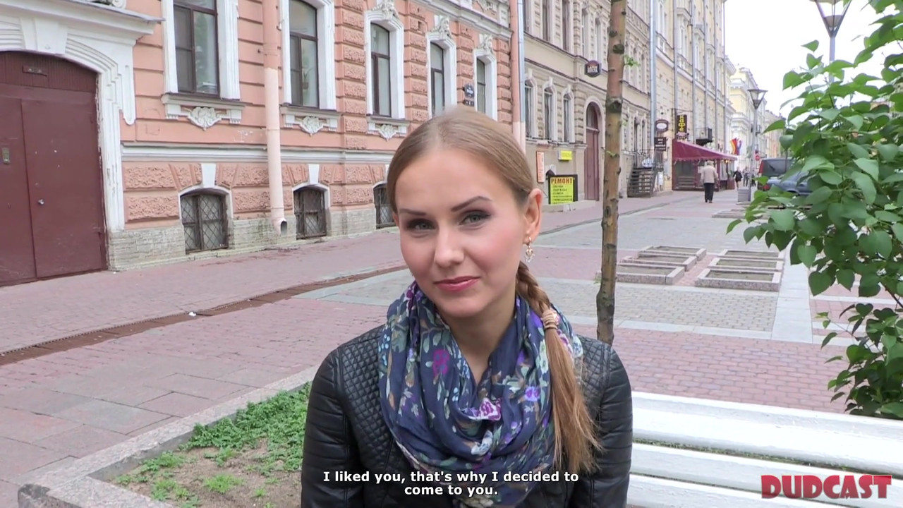 漂亮女孩被引诱与经验丰富的色情经纪人发生性关系