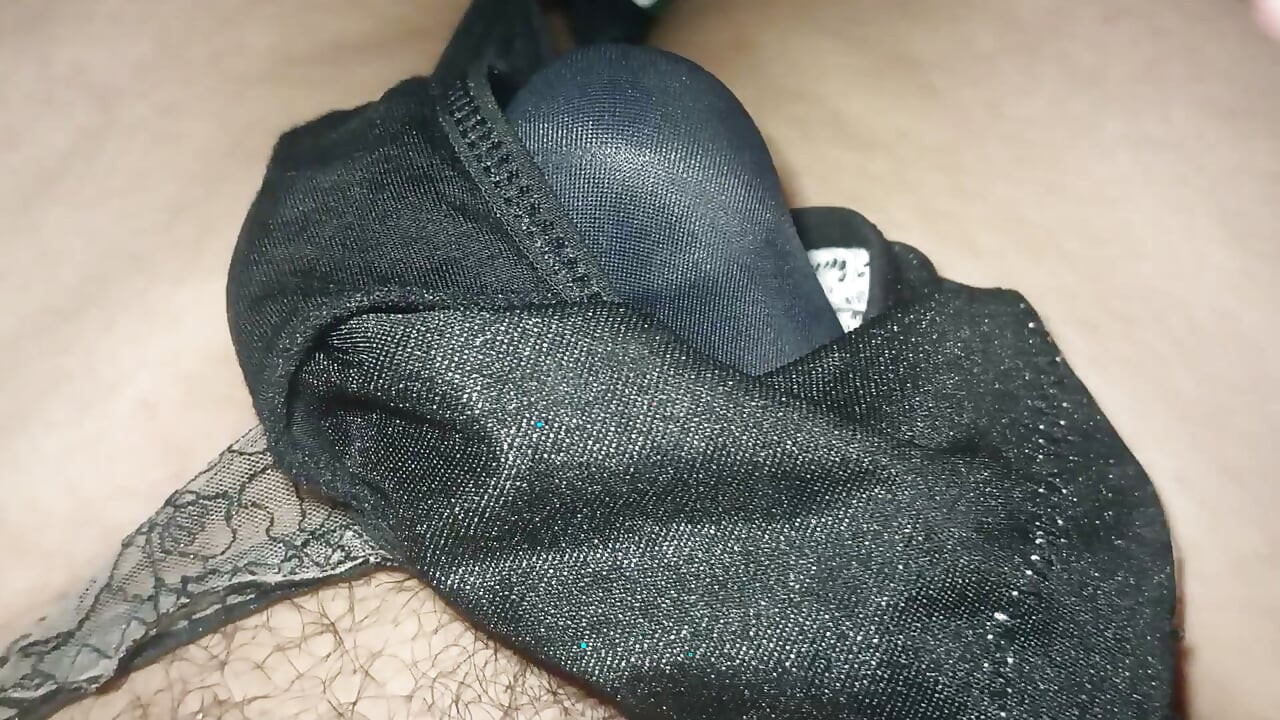 의붓여동생의 섹시한 블랙 새틴 팬티에 싸기