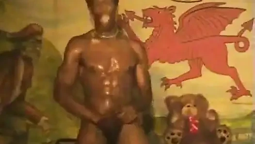 Kızın partisi bu seksi zenci adamla iyi gidiyor