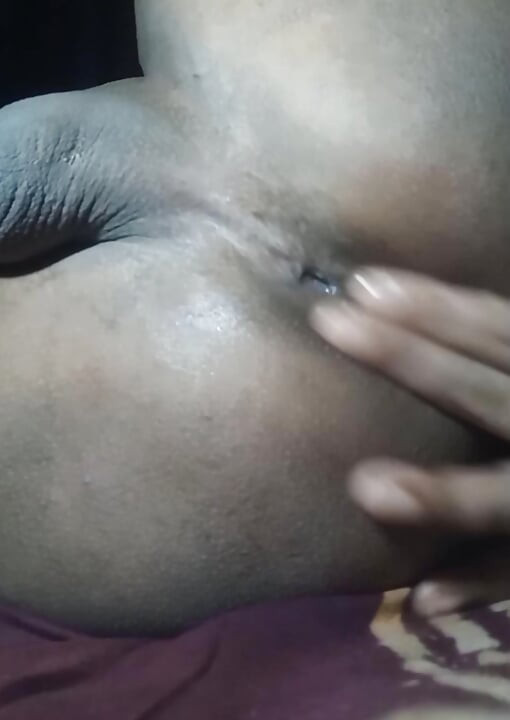 जाडी बॉटम तिची गांड दाखवते आणि बोट घालून चोदते
