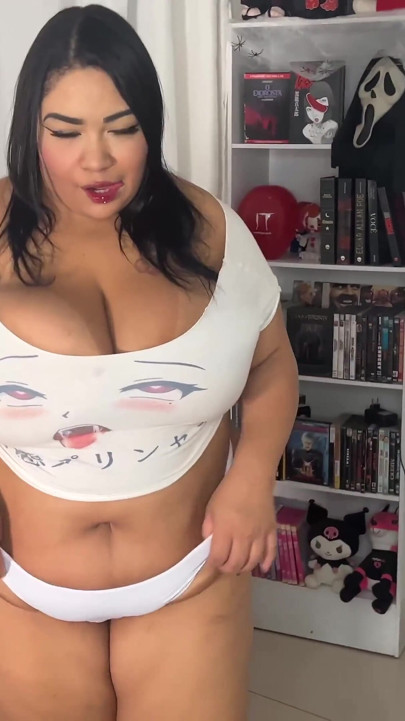 スラットドールが美しい大きなお尻を太い鎖で叩く