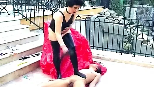 Esmer dominatrix mandalı yarağa sabitliyor