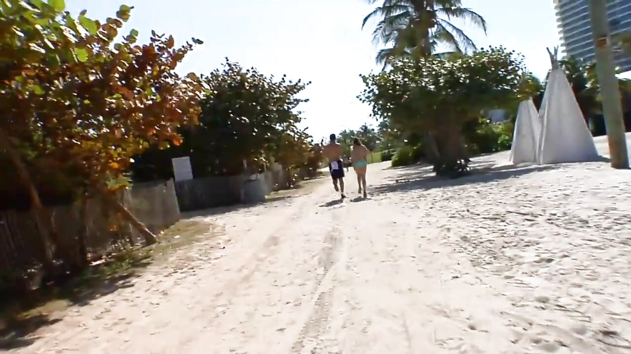 שחרחורת עם תחת גדול לוקחת זין טוב לתוך הכוס שלה