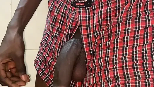 Длинный хуй в публичной туалете чуть не застукали за дрочкой