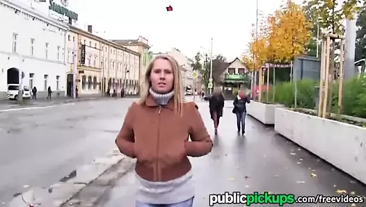 Mofos - une européenne blonde sexy se fait prendre dans la rue