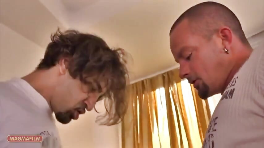 与超级可爱的金发玩具进行三人行