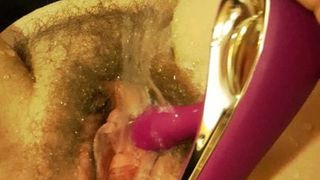 Squirting napalona gospodyni domowa przez orgazm w cipce i odbytu