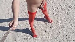 Sie zieht sich in der Öffentlichkeit mit roten strumpfhosen und high heels aus