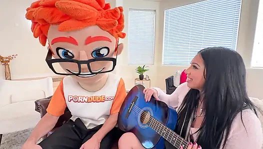 Ateşli oda arkadaşım Raven Reverie'yi epik sakso ile porno yıldızına çevirdim