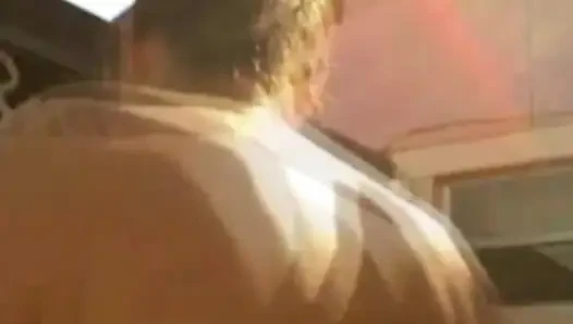 Brandon'ın ıslak havuz macerası