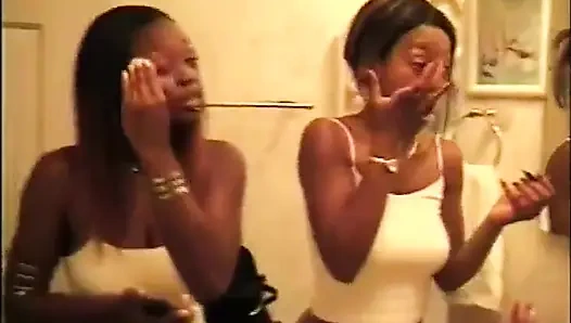 Хорошенькие черные лесбиянки лижут киску в бассейне