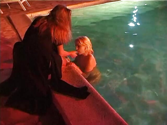 两个性感的女同性恋小妞在游泳池里一起游泳