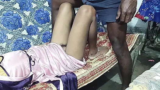 Desi Bhabhi, erkek arkadaşıyla romantik bir ilişki kurarken perde arkasında yer alıyor