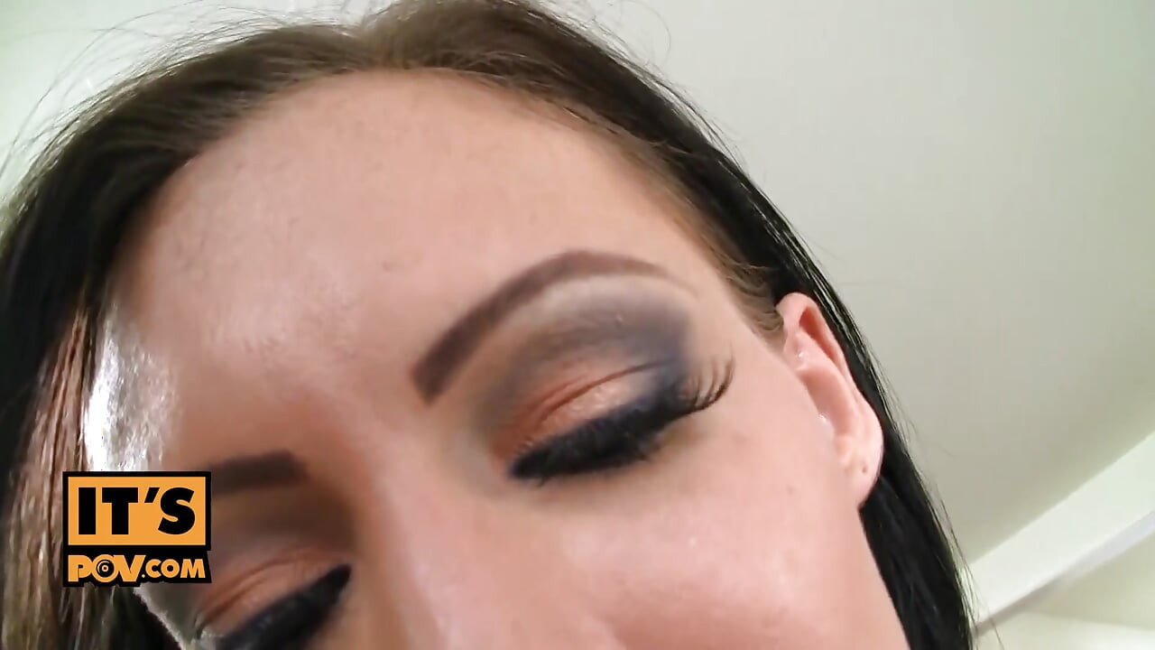 POV - Jenna Presley neukt de tuinman van haar vriendin Sandy en drinkt zijn sperma