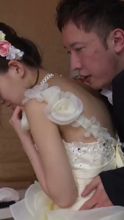 Japon kız kıllı amcığını siktiriyor ve içine boşalıyor | Klip 1