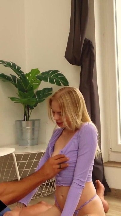 Drobna blondynka niebieskie oczy nastolatka używana do niechlujstwa szorstkiego głębokiego gardła przez wielkiego kutasa | Klip 1