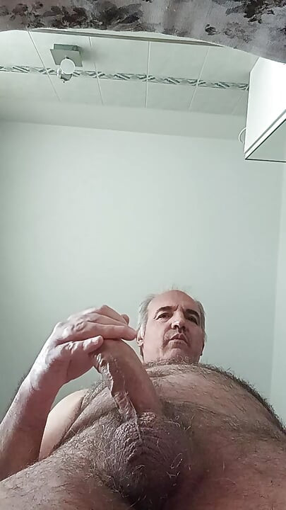 智能手机屏幕上流着精液的愉快阴茎按摩教程