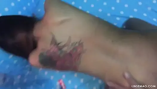 Baise une salope asiatique tatouée en levrette