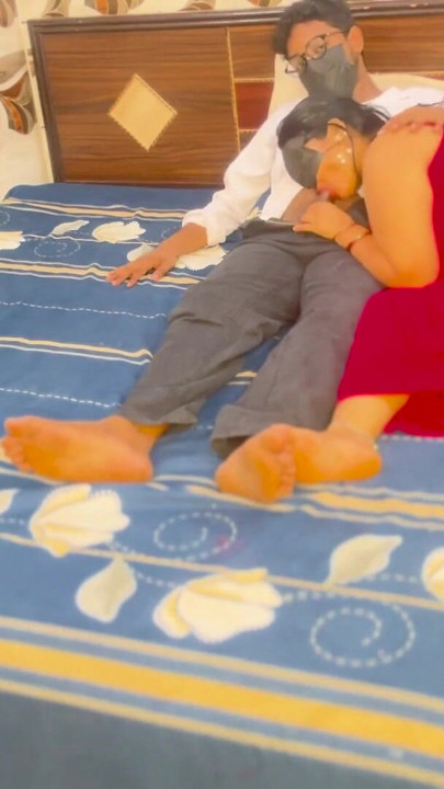 Mama vitregă indiană și fiul vitreg în prima noapte cu sex dur | Clip 3