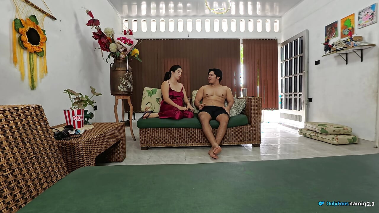 Üvey annemle eğlenceli bir oyun ve sert seks!