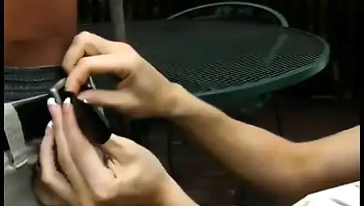 Hübsche ältere blondine erfreut einen stubby schwanz, bis er sie anspuckt