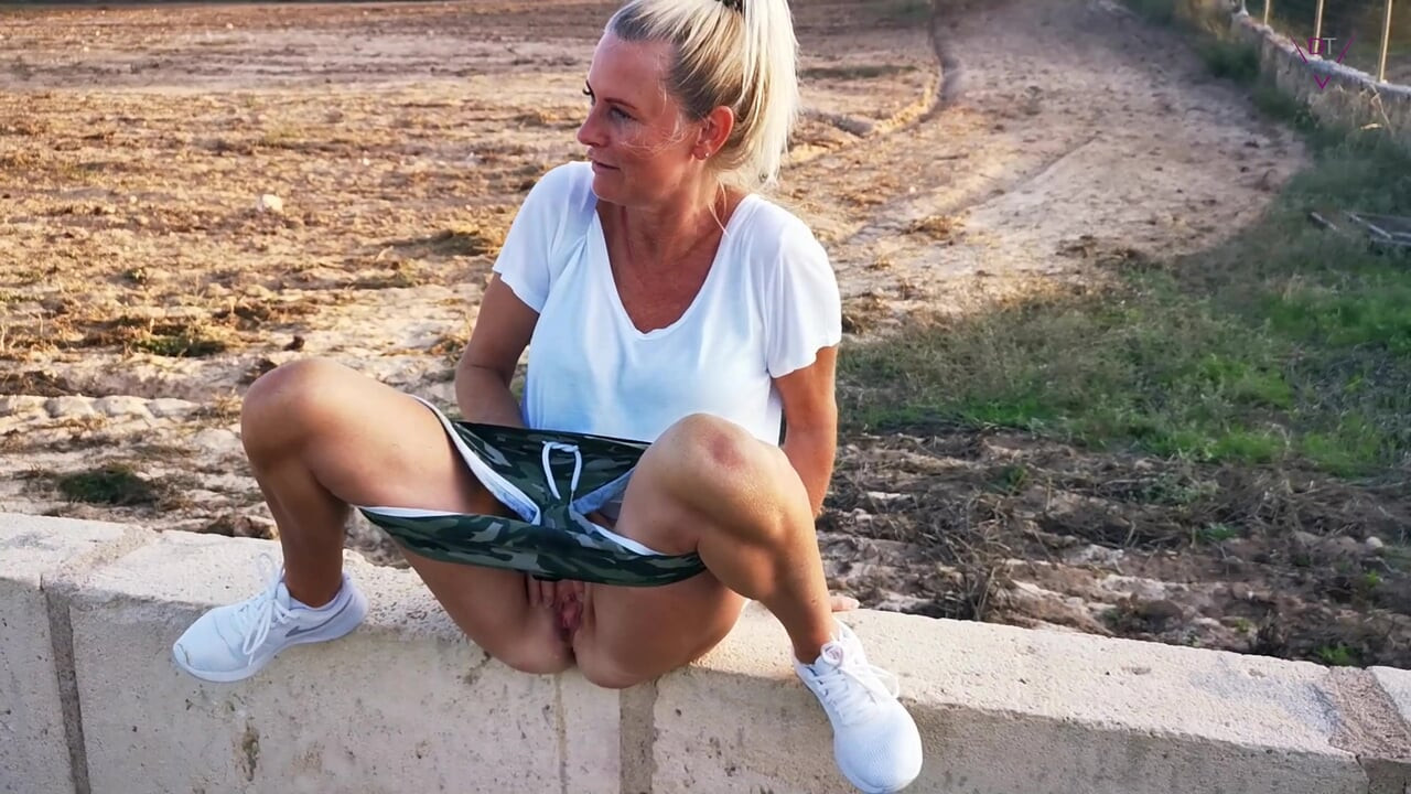 Похотлива MILF Pisscunt з DirtyTina I Частина 2