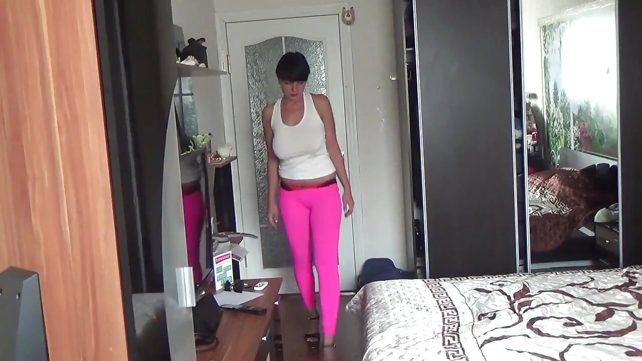 Kate sexy caminando con pantalones de yoga, tacones altos y top blanco corto