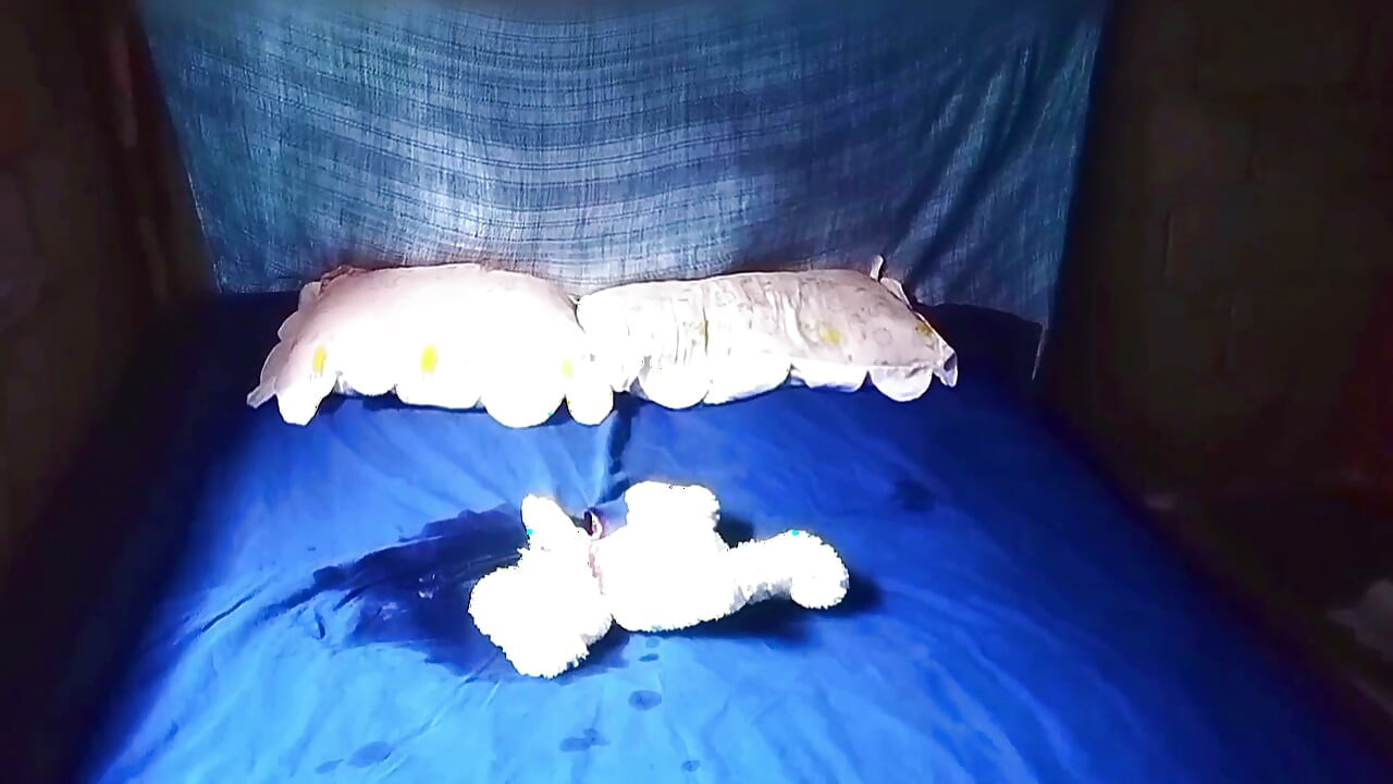 Çok seksi ve muhteşem yaramaz bebeğin sık sık yatakta işeme alışkanlığı
