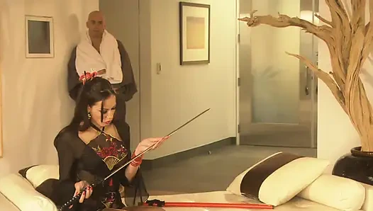 Сексуальную и грудастую брюнетку трахает татуированная чувак