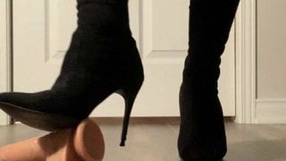 Maricas prostituta em jaqueta de couro, meias longas sexy e saltos