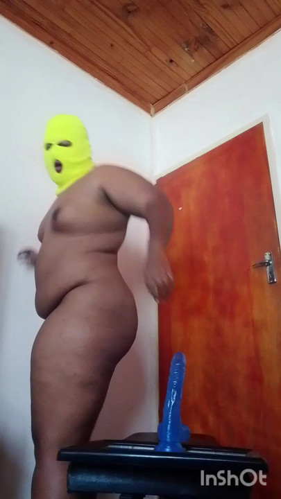 Debela sissy kurva Lana Saphire ne može odoljeti da ne napuni svoj posao.