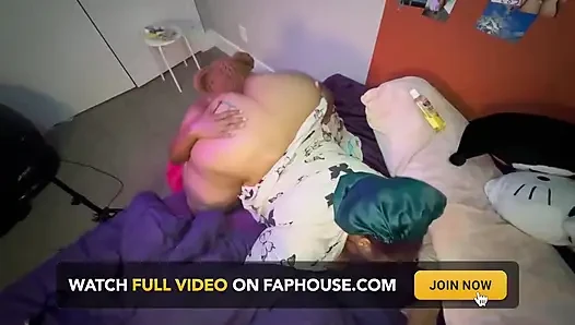 Teddy schleicht sich ein und gibt debbie das echte ding