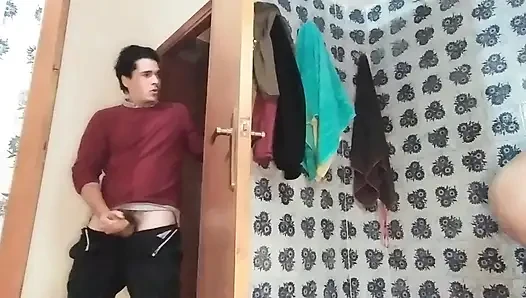 Kakak tiriku di kamar mandi ingin denganku di kamar mandi