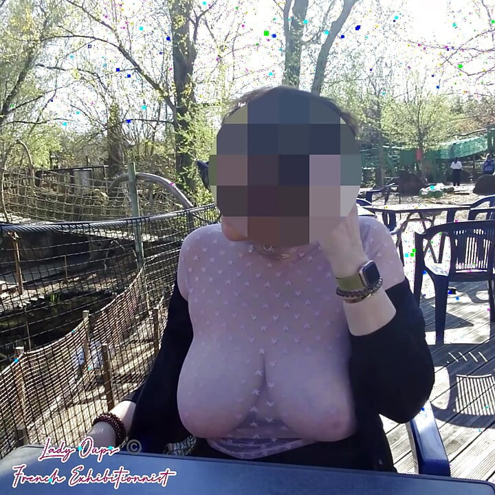 테라스에 있는 작은 카페, 투명한 상의와 끈 팬티가 없는 미니스커트를 입고 있었다