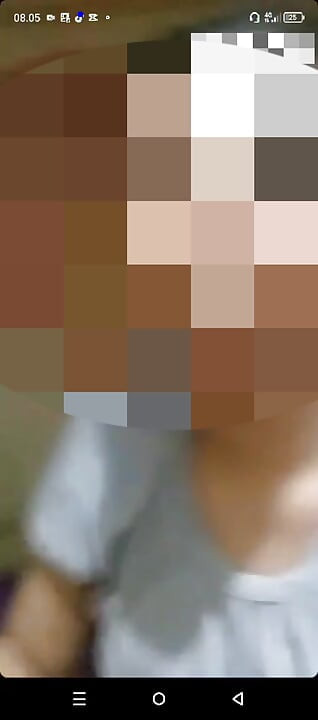 Görüntülü görüşmede büyük doğal göğüslerini gösteriyor