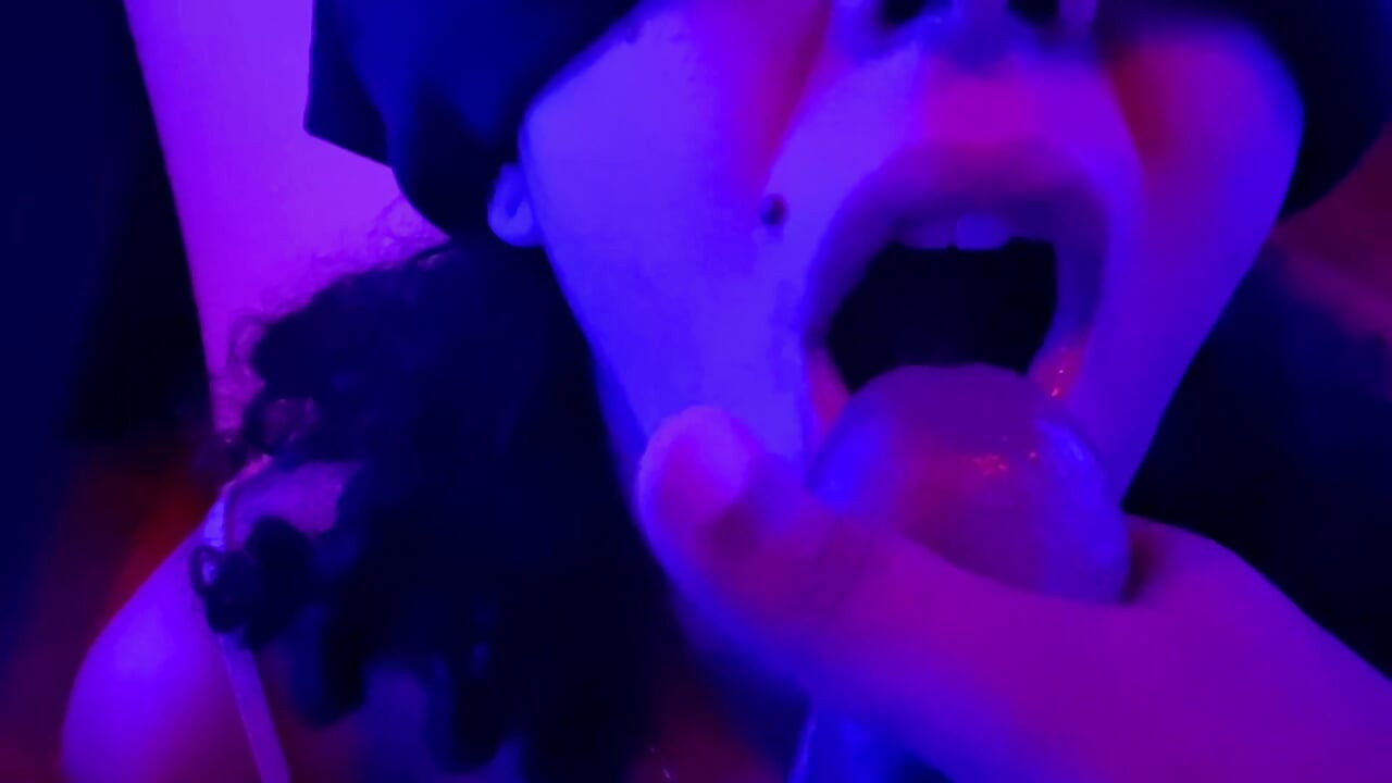 ラテン系女性が最高のずさんなフェラチオをし、精液を飲み込む