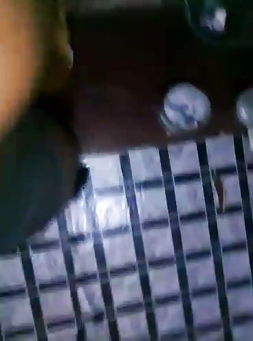 Aficionada africana desnudándose y rociando leche