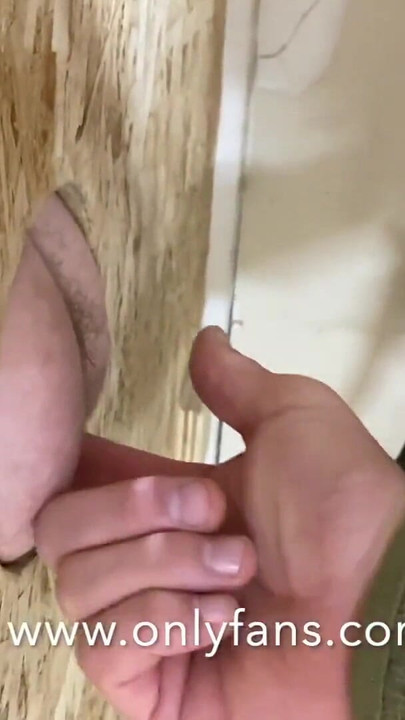 Ključni trenutak iz "Dva medvjeđa tate koriste guzu u Gloryholeu"