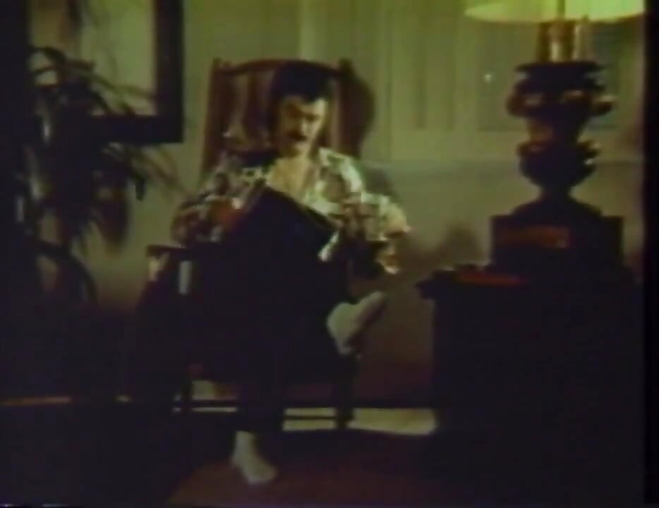 Crno i belo lizanje pičke u spavaćoj sobi