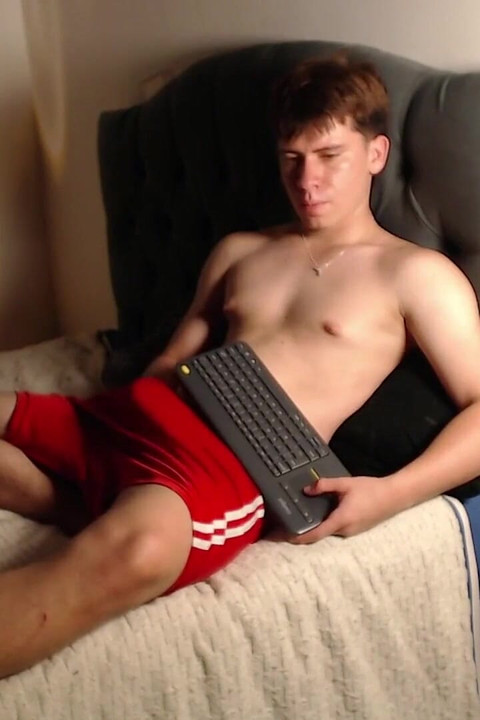 一边闻我的内衣一边自慰