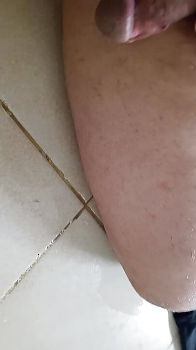 Ich pisse, dann setze ich mich in meine Pisse und lege mich dann in meine Pisse