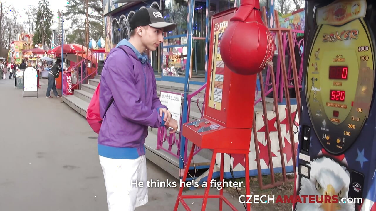 Schöne junge frau fickt in der Öffentlichkeit (tschechische amateure)