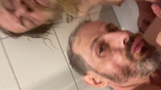 Dziwka Luciano wysysa penisa Gianniego pod prysznicem