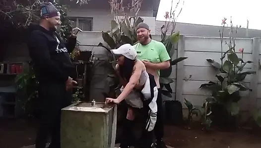Adam izlerken bahçede dışarıda üçlü seks