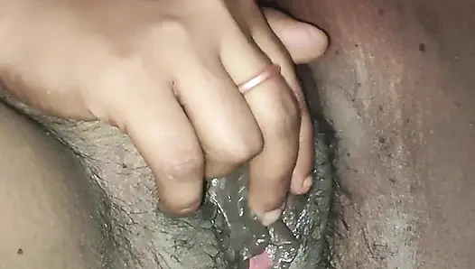 Тамильской девушке трахает пальцами ее киску возбужденный бойфренд
