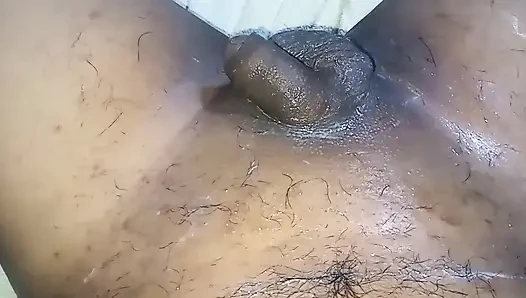 Eski moda şekilde komşumun penisini ve taşaklarını tıraş ediyorum, tıraşlı yarağı çok lezzetli görünüyordu ve ona ilk kez verdim